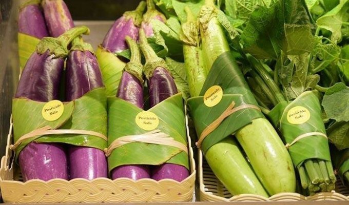 Азиатские супермаркеты начали использовать листья для упаковки продуктов вместо пластика (9 фото)