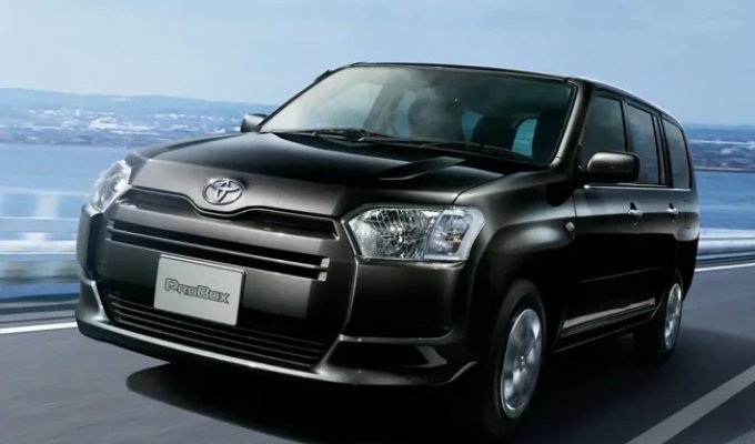 В Японии до сих пор можно приобрести новую вместительную «тойоту» за 12 000 $ (14 фото)