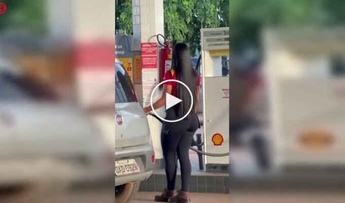 На заправке: эффектная сотрудница привлекает внимание клиентов