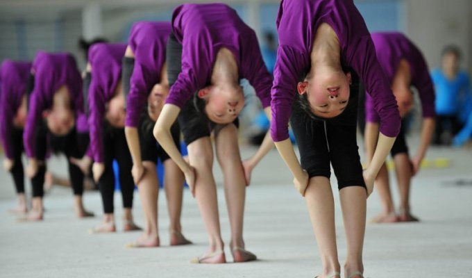 Очень гибкие китайские гимнастки (5 фото)