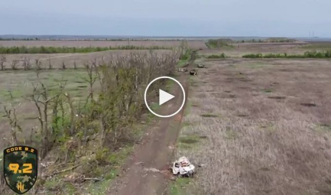 Околиці села Андріївка Донецької області: Усеяне воронками від снарядів поле