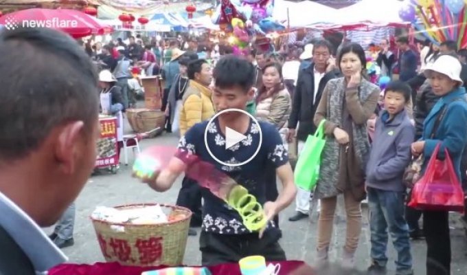 Эффектное шоу с пружинкой-радугой от уличного продавца в Китае