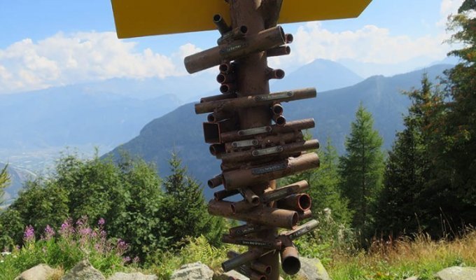Неизвестный человек создал в Швейцарии необычный горный искатель (4 фото)
