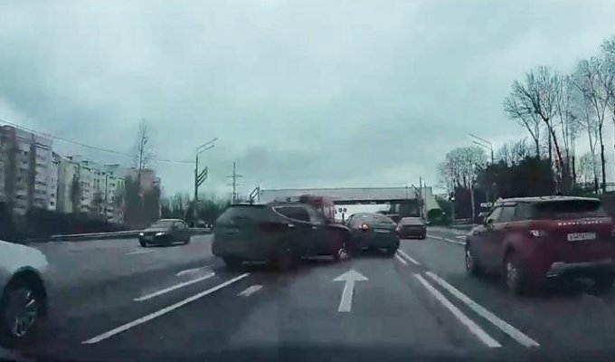 Пьяный водитель на Hyundai попытался скрыться после ДТП, но не смог далеко уехать (2 фото + 2 видео)