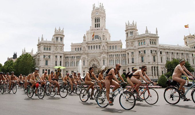 Испанские велосексуалы проехали нагишом по Мадриду (10 фото) (эротика)