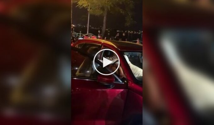 В Ханое женщина догнала машину мужа и устроила жесткую разборку с любовницей