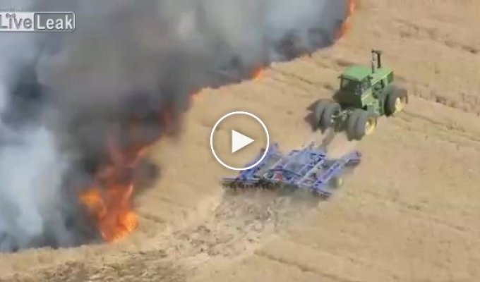 Фермер спасает свое поле от пожара