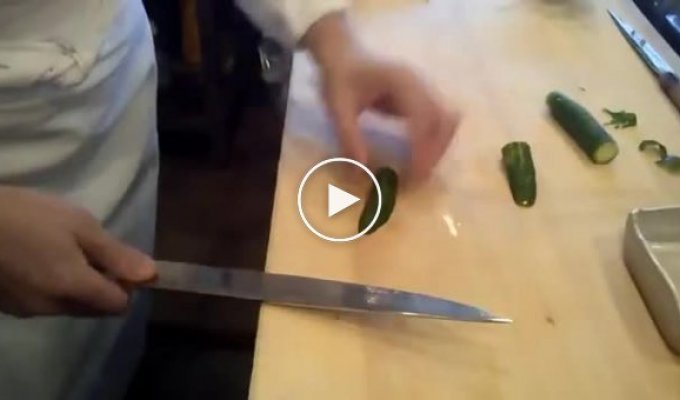 Мастер шеф нарезает огурец в суши бар