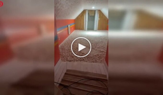 Новый владелец дома обнаружил комнату, полностью засыпанную песком