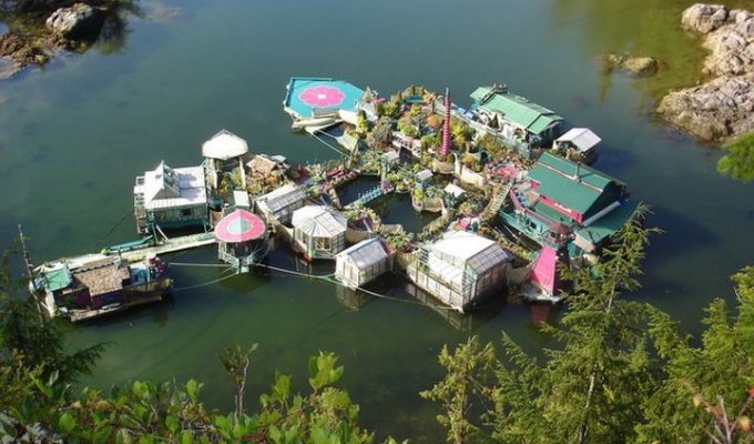 Семейная пара построила шикарный дом-остров (13 фото)