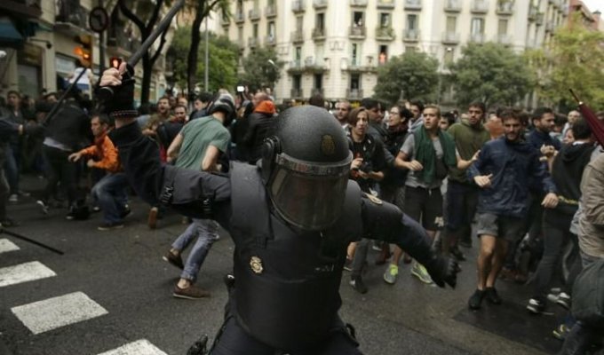 Референдум в Каталонии и стычки с полицией (15 фото + видео)