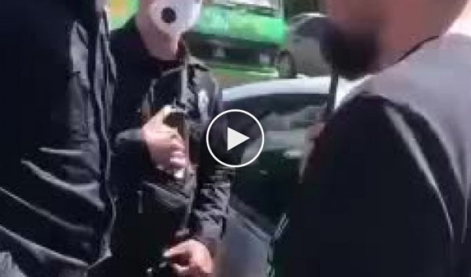 Не самая культурная беседа между буйным парнем и застенчивым полицейским из Украины (мат)