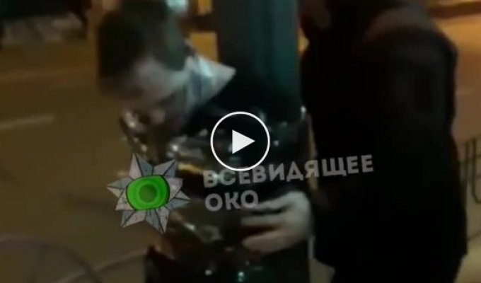 В Киеве очевидцы поймали мародера, который угонял машины с паркингов возле Арена Сити