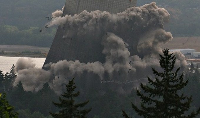Взрыв промышленного сооружения (7 фото)