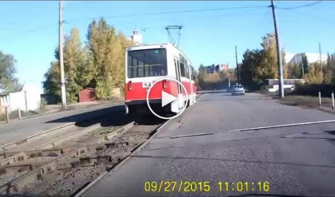 У трамвая на ходу отвалился двигатель