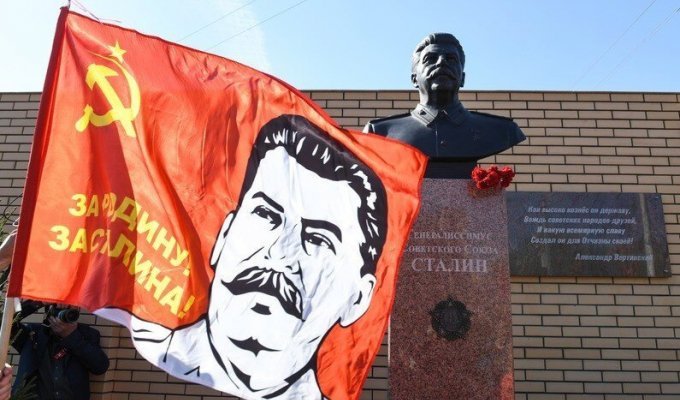 В Новосибирске установили памятник Сталину (1 фото)