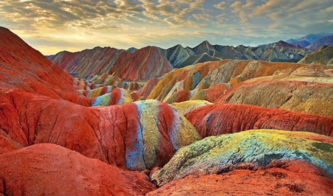 Цветные горы: очередная загадка природы (7 фото)
