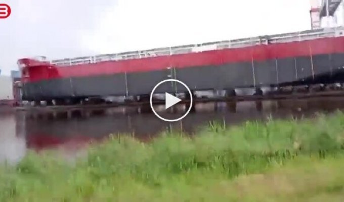 Школьников смыло огромной волной во время спуска корабля на воду