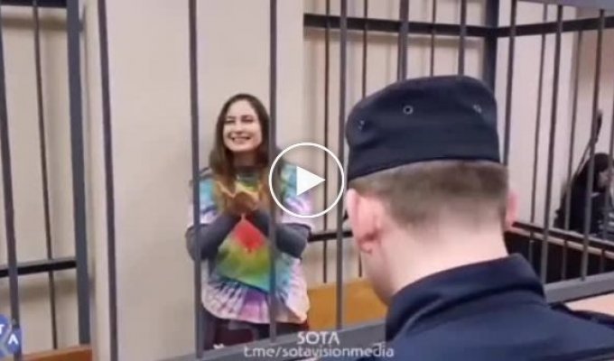 Реакция пришедших поддержать художницу Сашу Скочиленко, приговоренную к 7 годам колонии за антивоенные стикеры в супермаркете