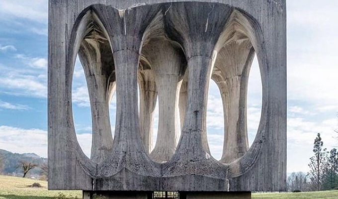 Impressive buildings in the style of Soviet brutalism (20 photos)
