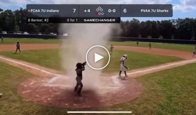 На бейсболе судья спас мальчика, который попал в пылевой вихрь