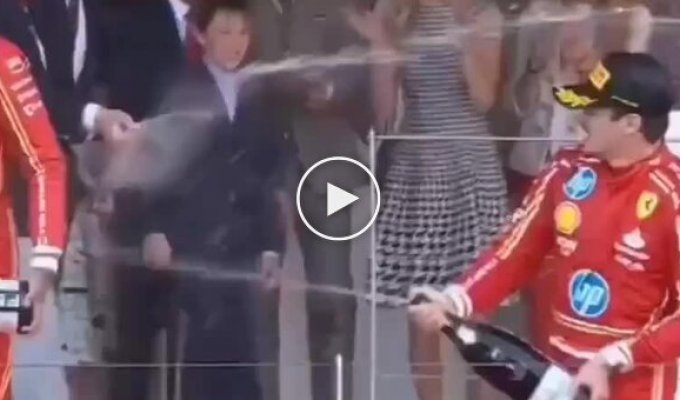 Мальчик из королевской семьи изо всех сил пытался выпить шампанского на прошедшей Формуле-1 в Монако