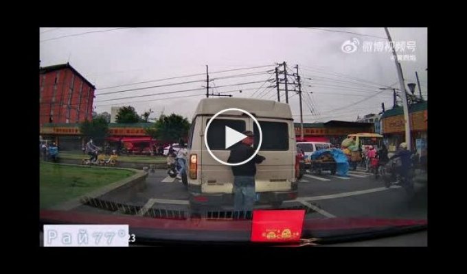 Количество китаянок, вышедших из микроавтобуса