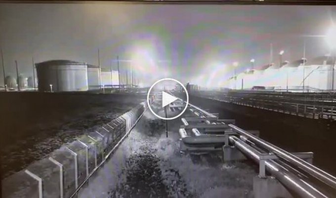 Footage of an attack by Ukrainian drones on an oil depot in the port of Taman