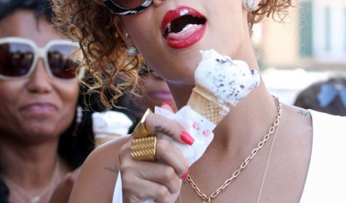 Рианна наслаждается мороженым в жаркий летний день (4 Фото)