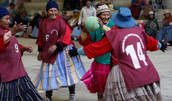 Боливийские бабушки влюбились в гандбол (14 фото)