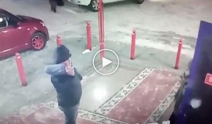 Мужчина напал на женщину с ребенком за медлительность в магазине