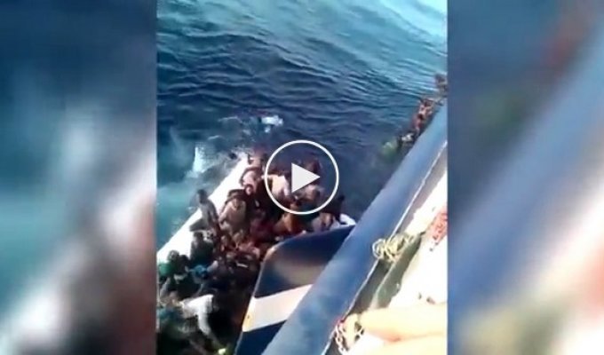 В Средиземном море перевернулась лодка с мигрантами