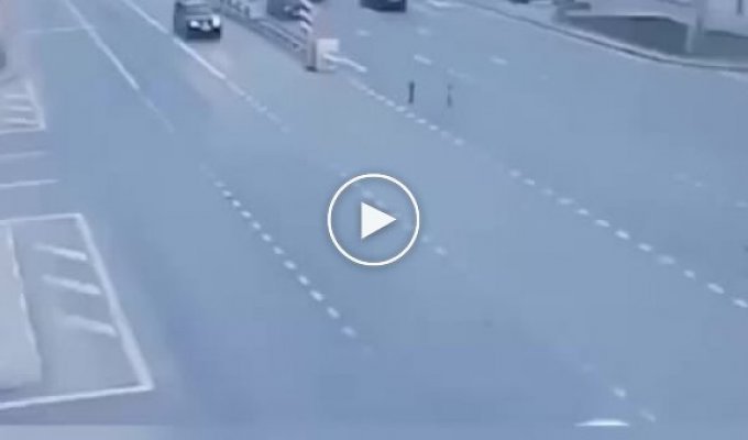 Грузовик с щебнем протаранил два автомобиля в Москве