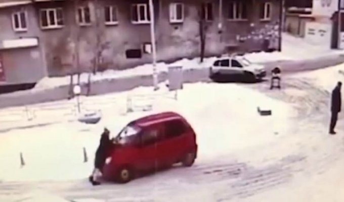 В Екатеринбурге автомобилистка избила маму с коляской и прокатила ее на капоте (7 фото + 1 видео)