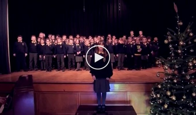 Талантливая 10-летняя девочка, страдающая аутизмом переборола свои страхи и спела культовую «Hallelujah» Леонарда Коэна
