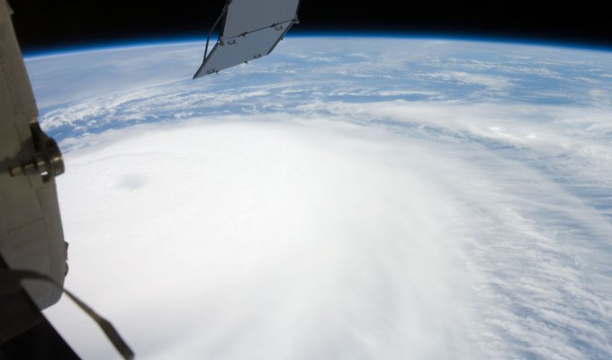  Ураганы. Вид из космоса (25 фото)