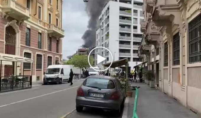 В центре Милана мощный взрыв - горят машины, над домами поднимаются столбы дыма