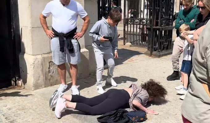 A tourist near Buckingham Palace became the victim of a horse, but this is not certain (4 photos + 1 video)