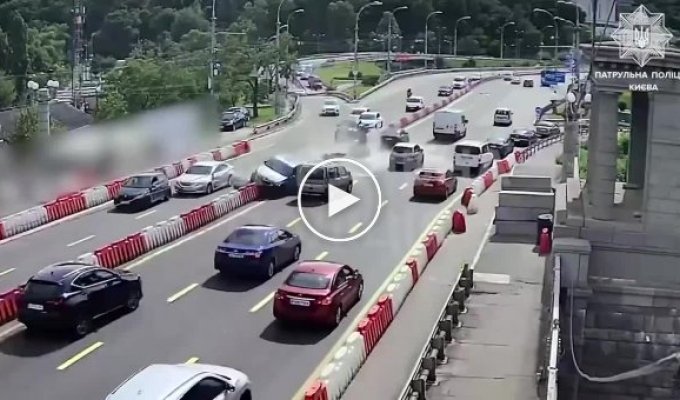 Три машины столкнулись на мосту Патона