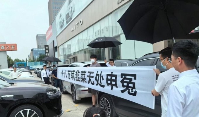 The Chinese are unhappy with the rapid updates of Chinese cars (3 photos)