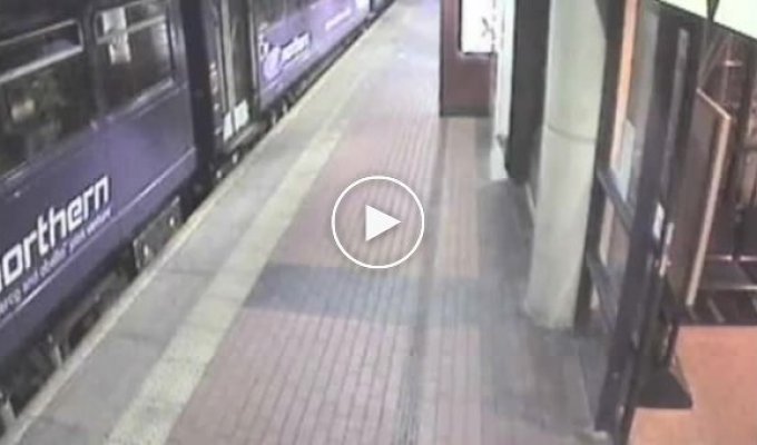 Пьяная девушка упала под поезд