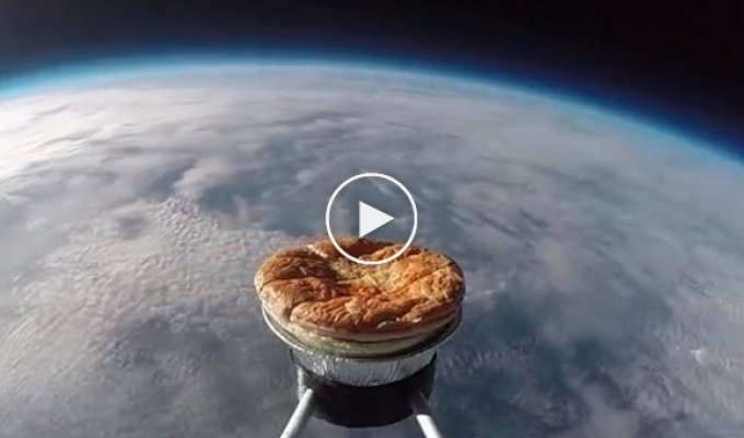 Ученые отправили в стратосферу пирог с мясом и картофелем