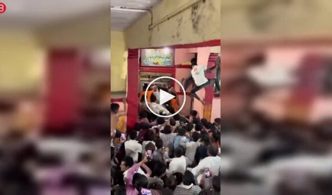 Давка у храма: сотни паломников борются за вход в священное место