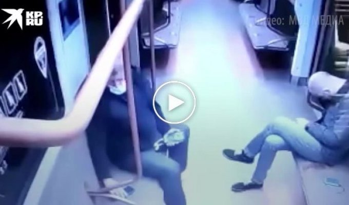 Мужчина в московском метро заметил уснувшего пассажира и ограбил его