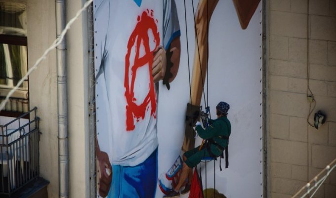 Дерзкий плакат на Камергерском переулке (10 фото)