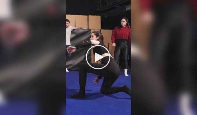 Киану Ривз избил Анну де Армас