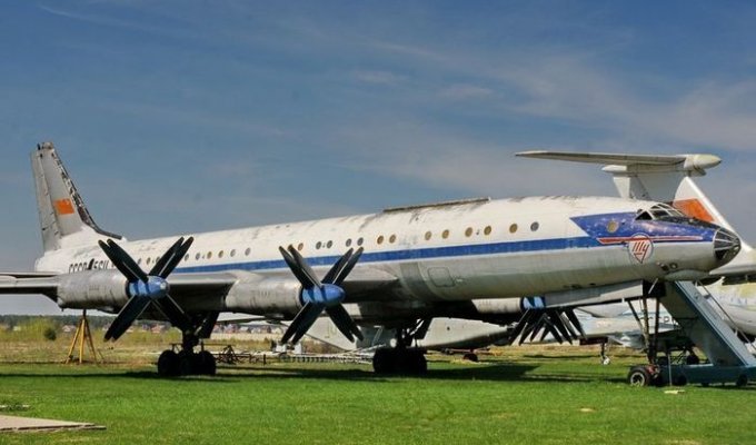 Легендарный самолет Ту-114 (10 фото)