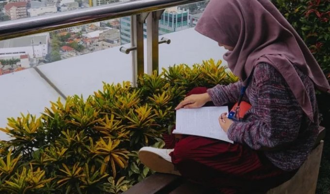 In Indonesia, Universities Censor Female Students in Photos (6 photos)