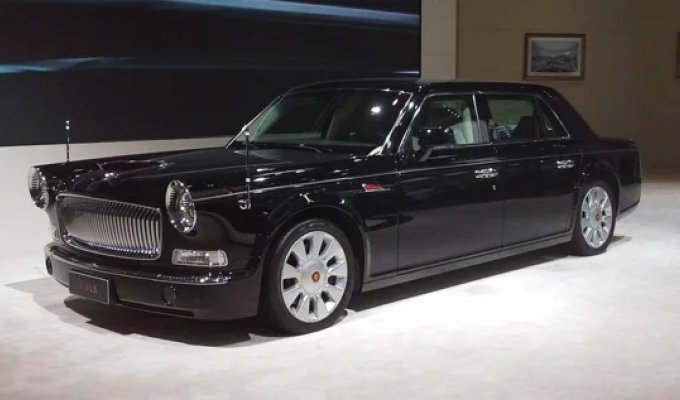 Heavy luxury was shown in China - executive cars with a price tag of about 1 million dollars (3 photos + 1 video)