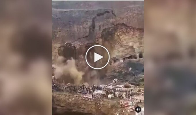 Масштабное обрушение на территории шахты в Конго